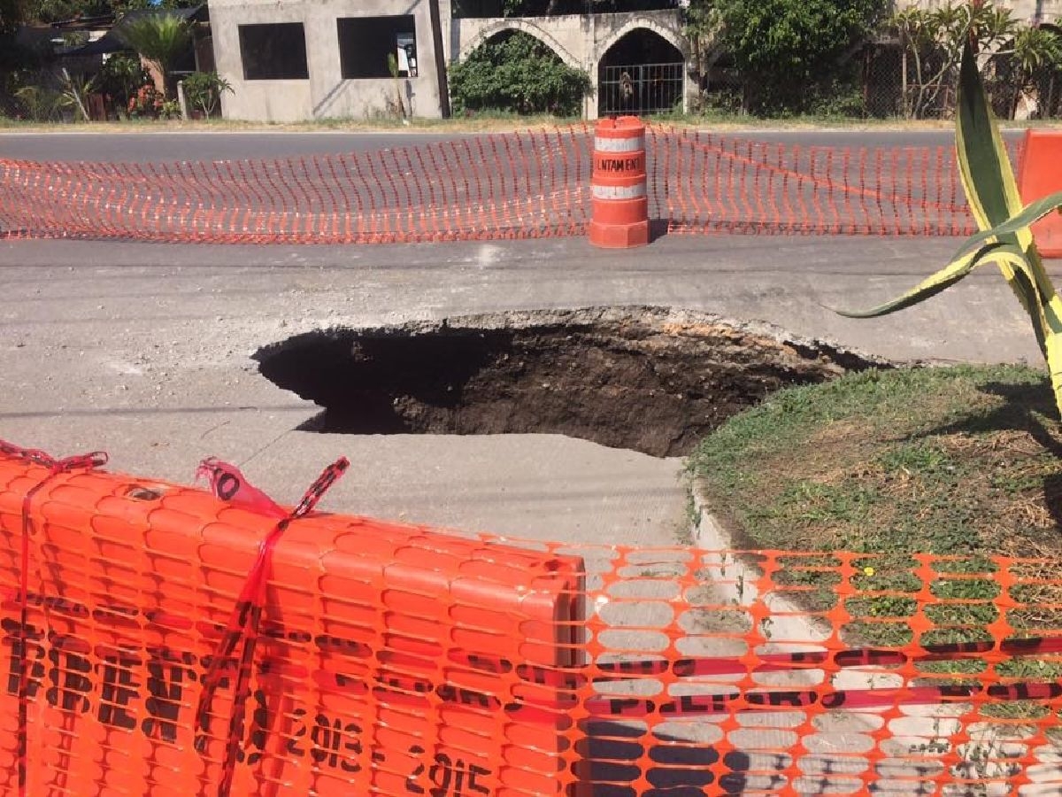 Camión refresquero cae a un socavón en Tetecala