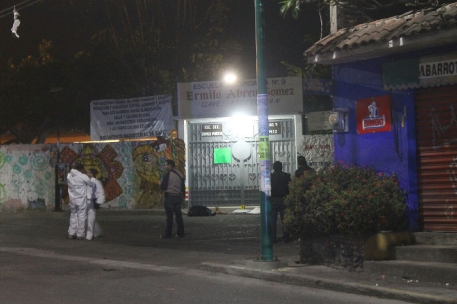 Dejan a un hombre desmembrado afuera de una secundaria