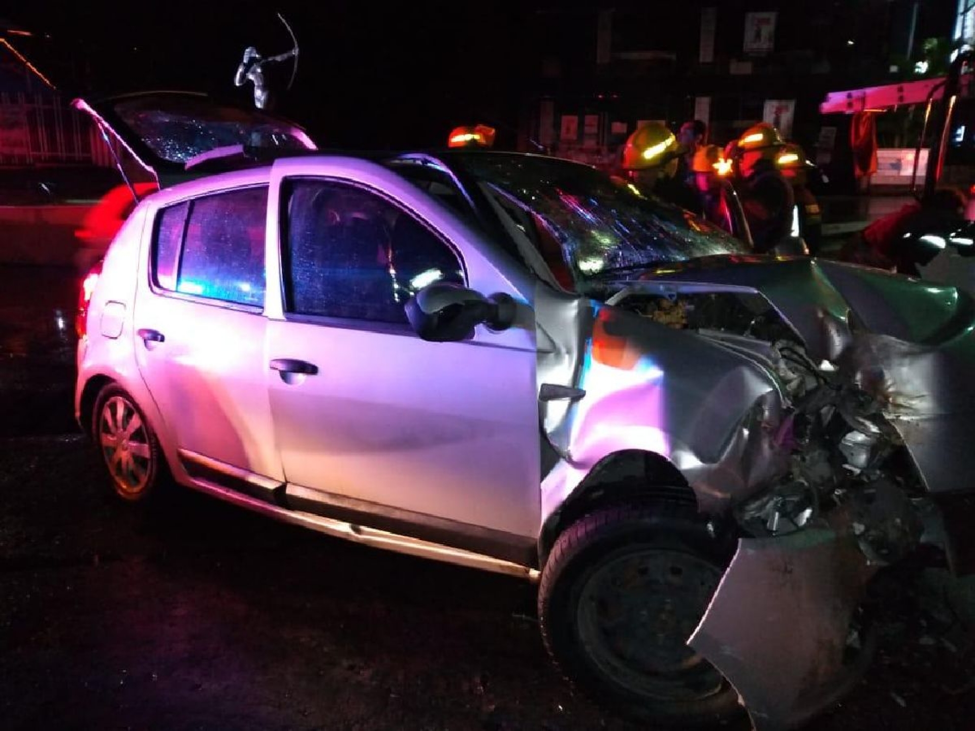 Terminó prensada en su auto durante un choque