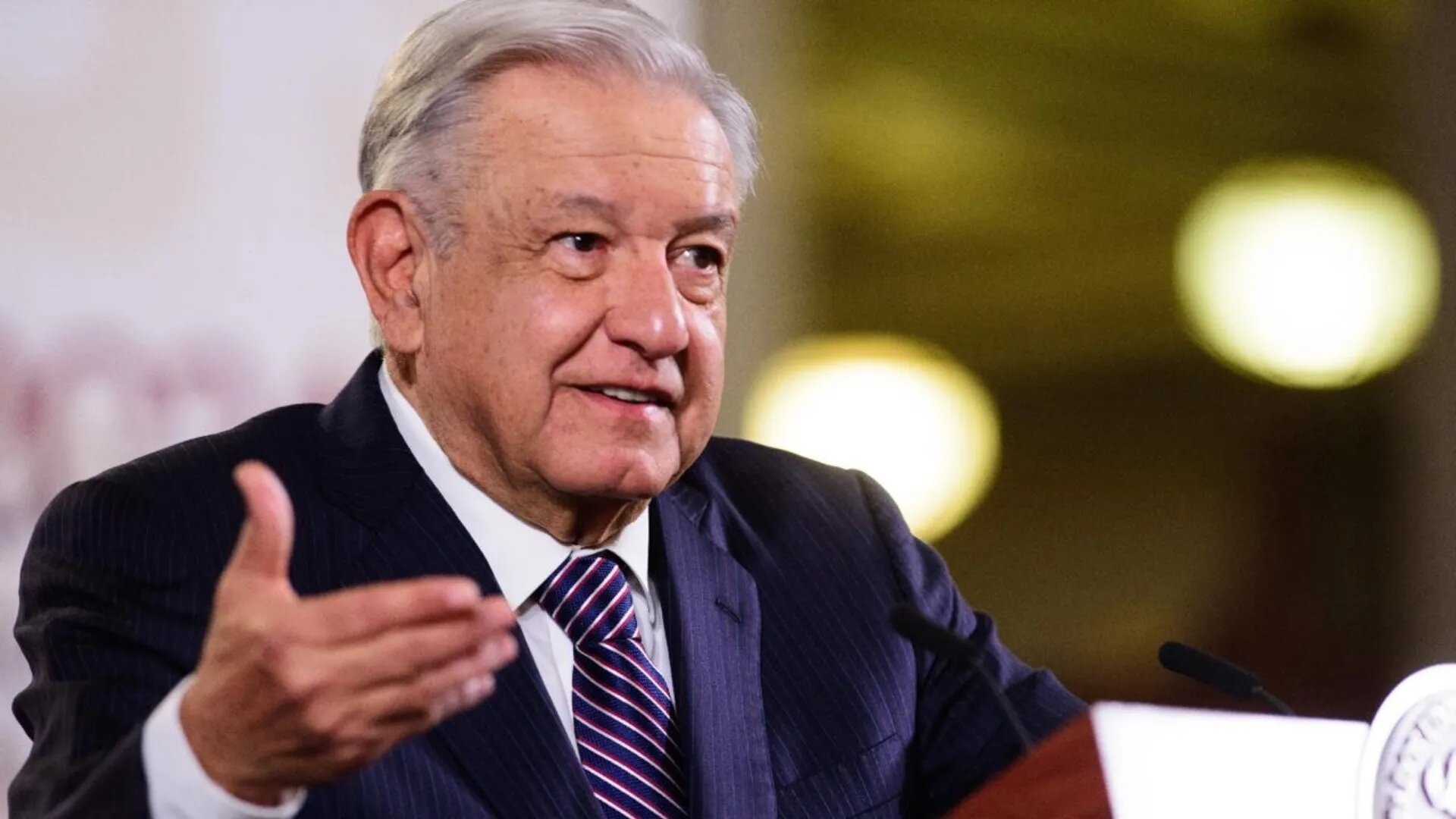 López Obrador revela la portada de su nuevo libro '¡Gracias!'