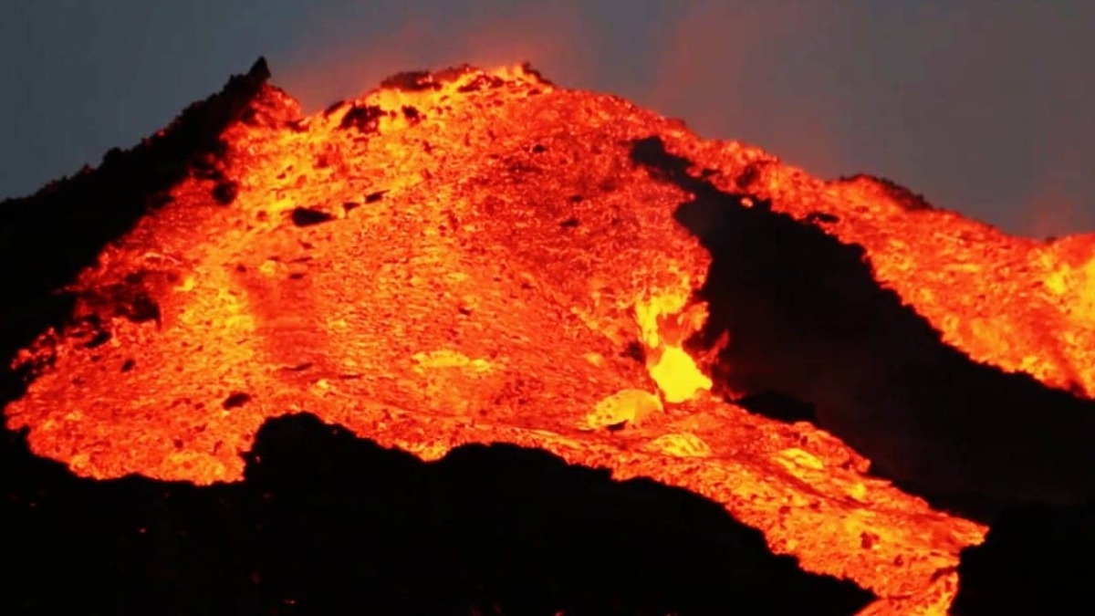 Continúa erupción en el volcán "Cumbre Vieja" se forma un nuevo cono