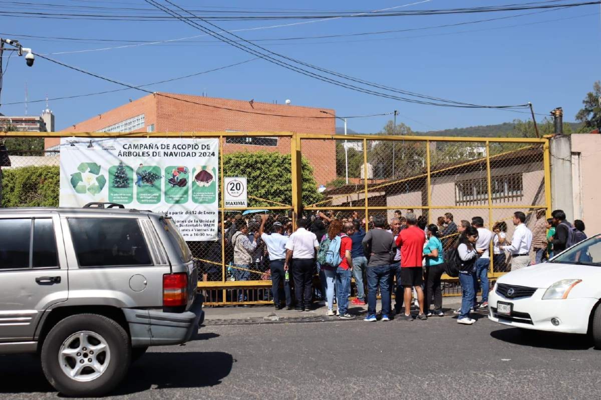 Administrativos prorrogan su huelga al 29 de abril