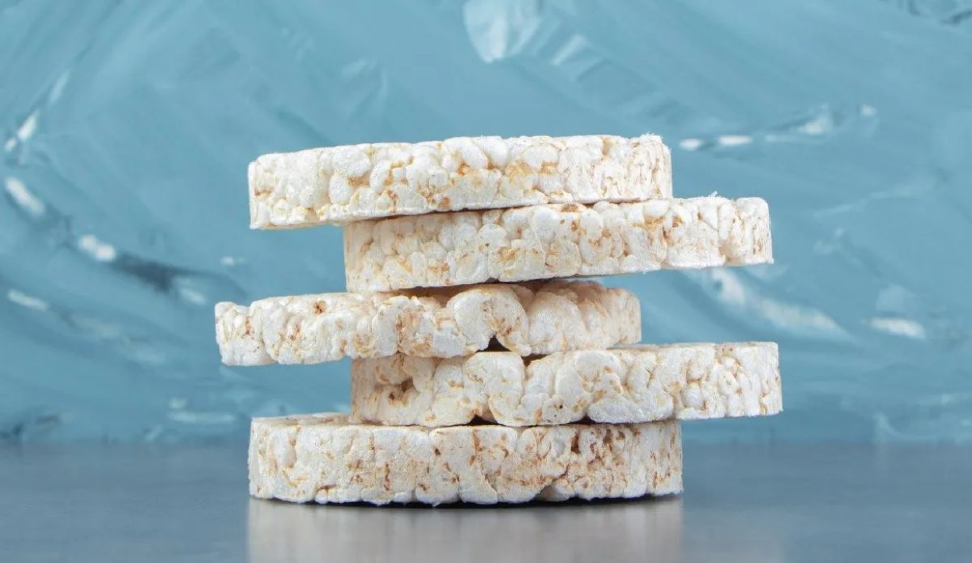 Galletas de arroz inflado caseras para un snack ligero y versátil