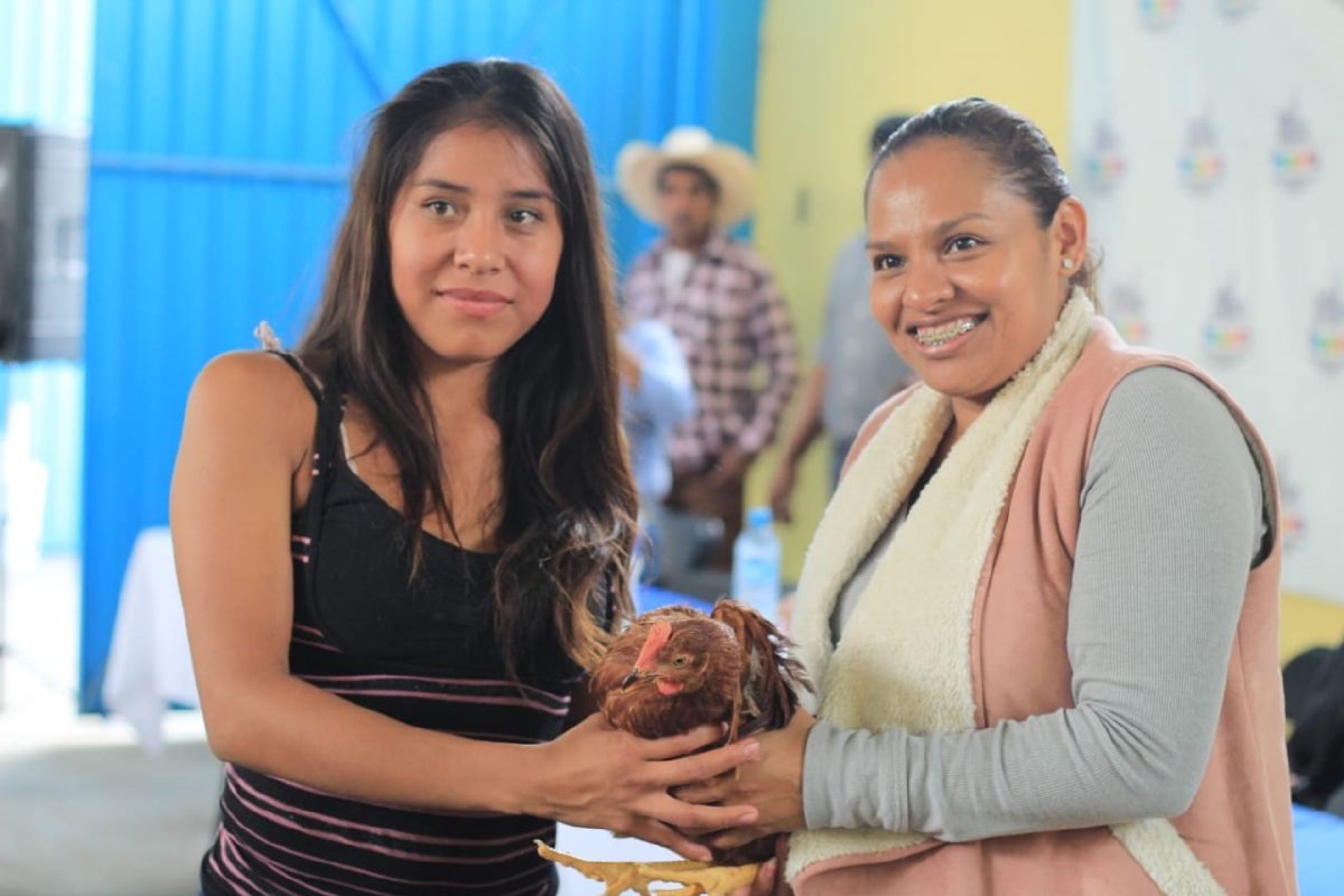 Entrega DIF Yecapixtla gallinas ponedoras a familias de Tecajec