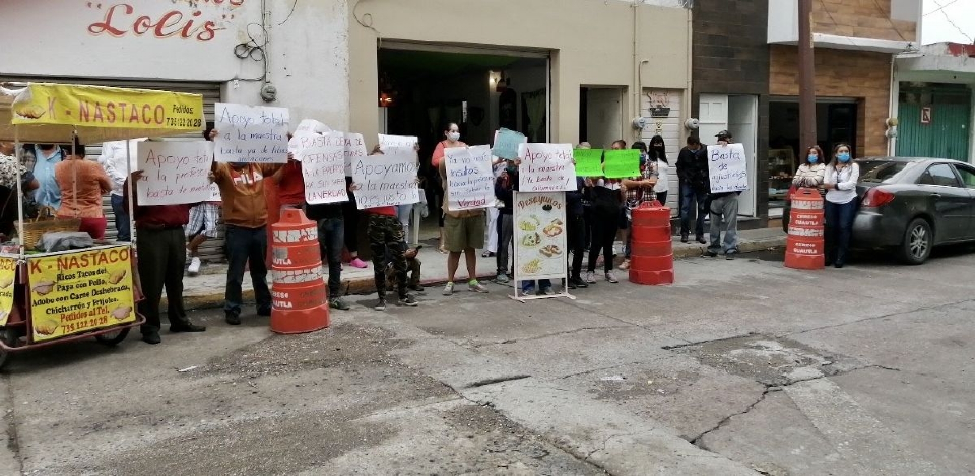 Se manifiestan a favor de maestra sentenciada por discriminación