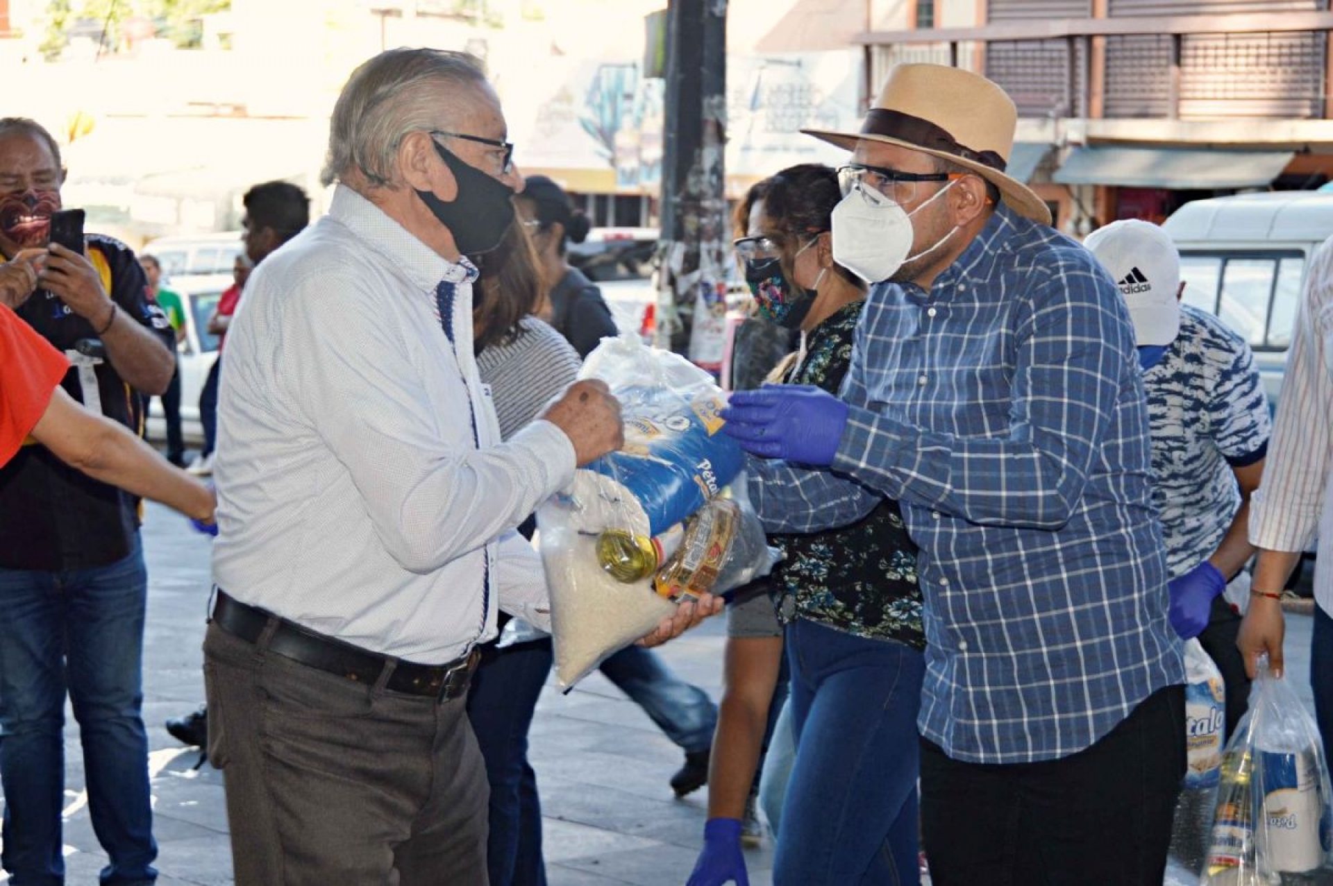 Recorren colonias de Yautepec para entregar despensas