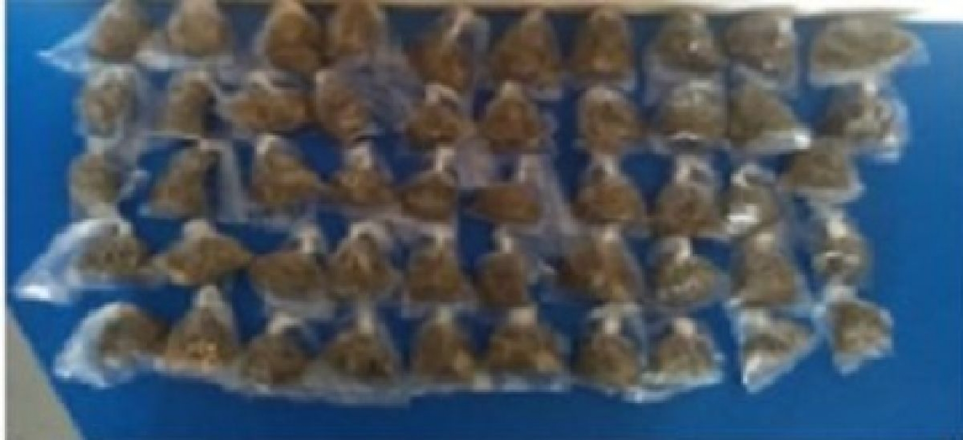 Transportaban 50 bolsas de marihuana en un auto
