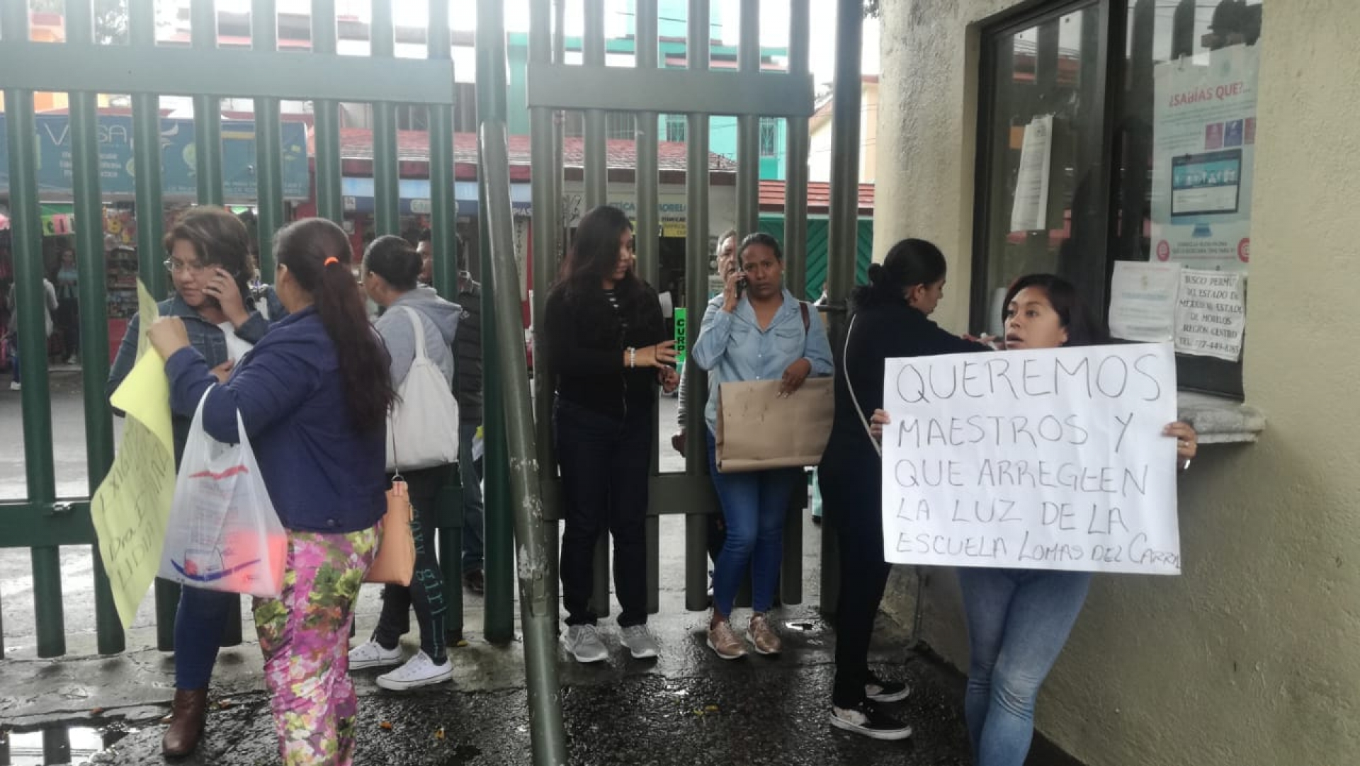 Padres de familia protestan en el IEBEM