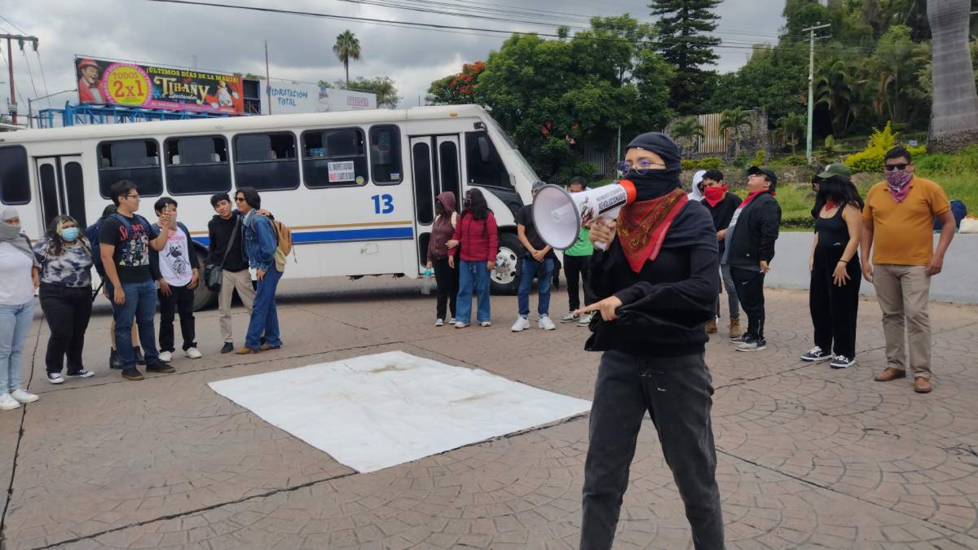 Estudiantes de la UAEM protestan contra alza a la tarifa