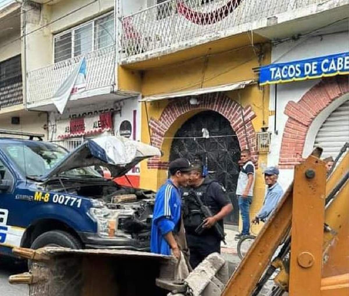 Impactan contra patrulla la retroexcavadora que acababan de robar