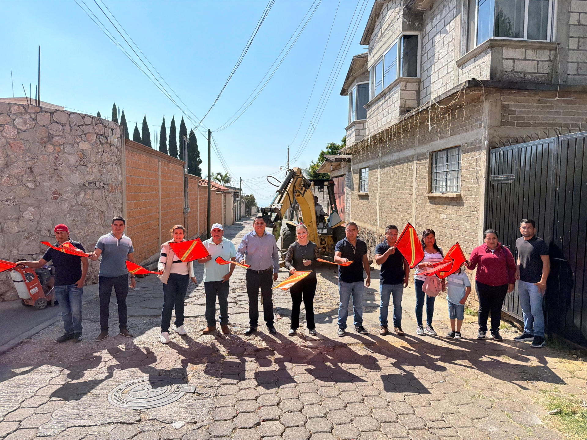 Padres de familia y agricultores agradecieron al diputado Sergio Omar Livera por rehabilitación de calle en Tlalnepantla