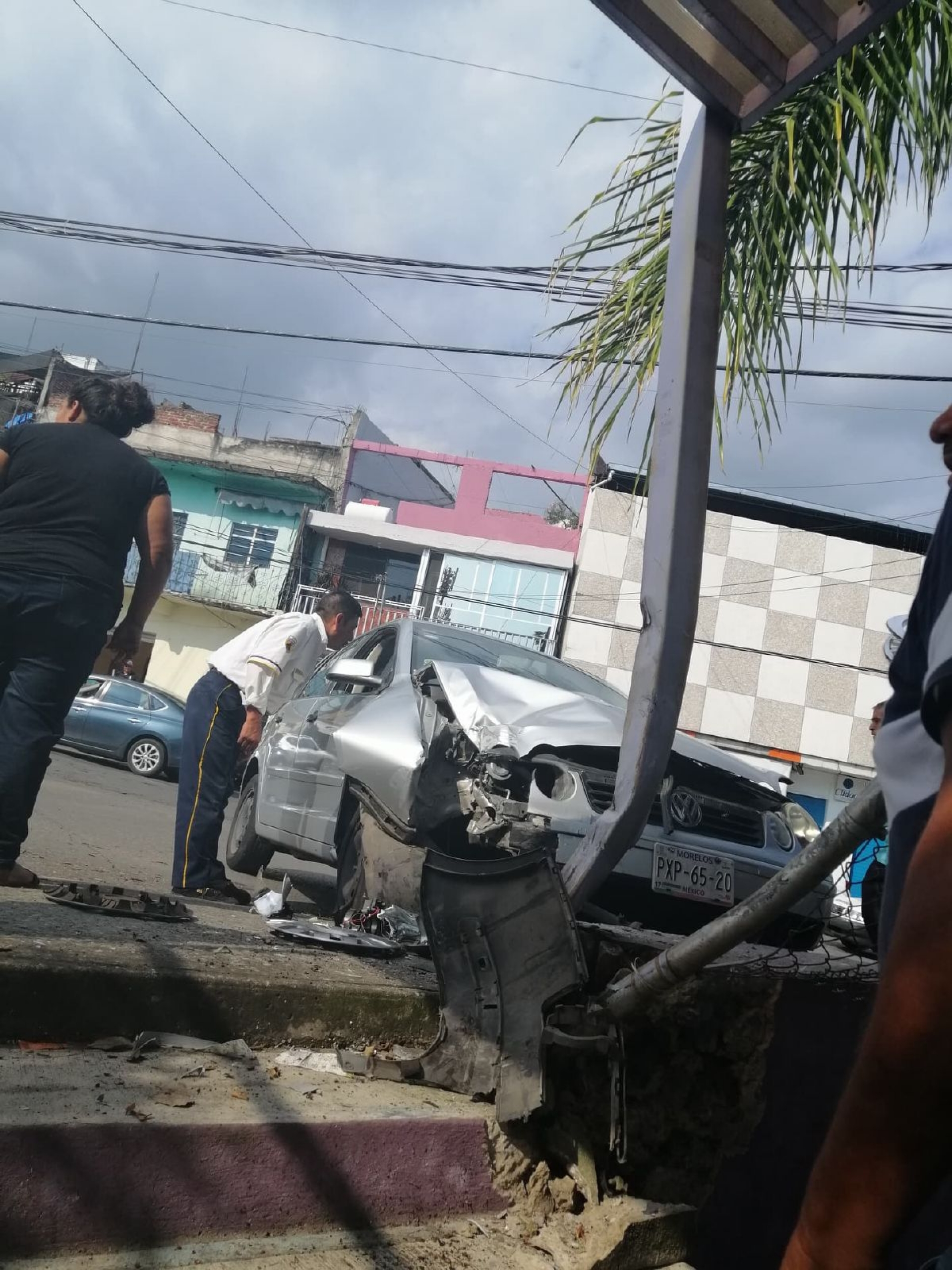 Embiste automóvil a un motociclista