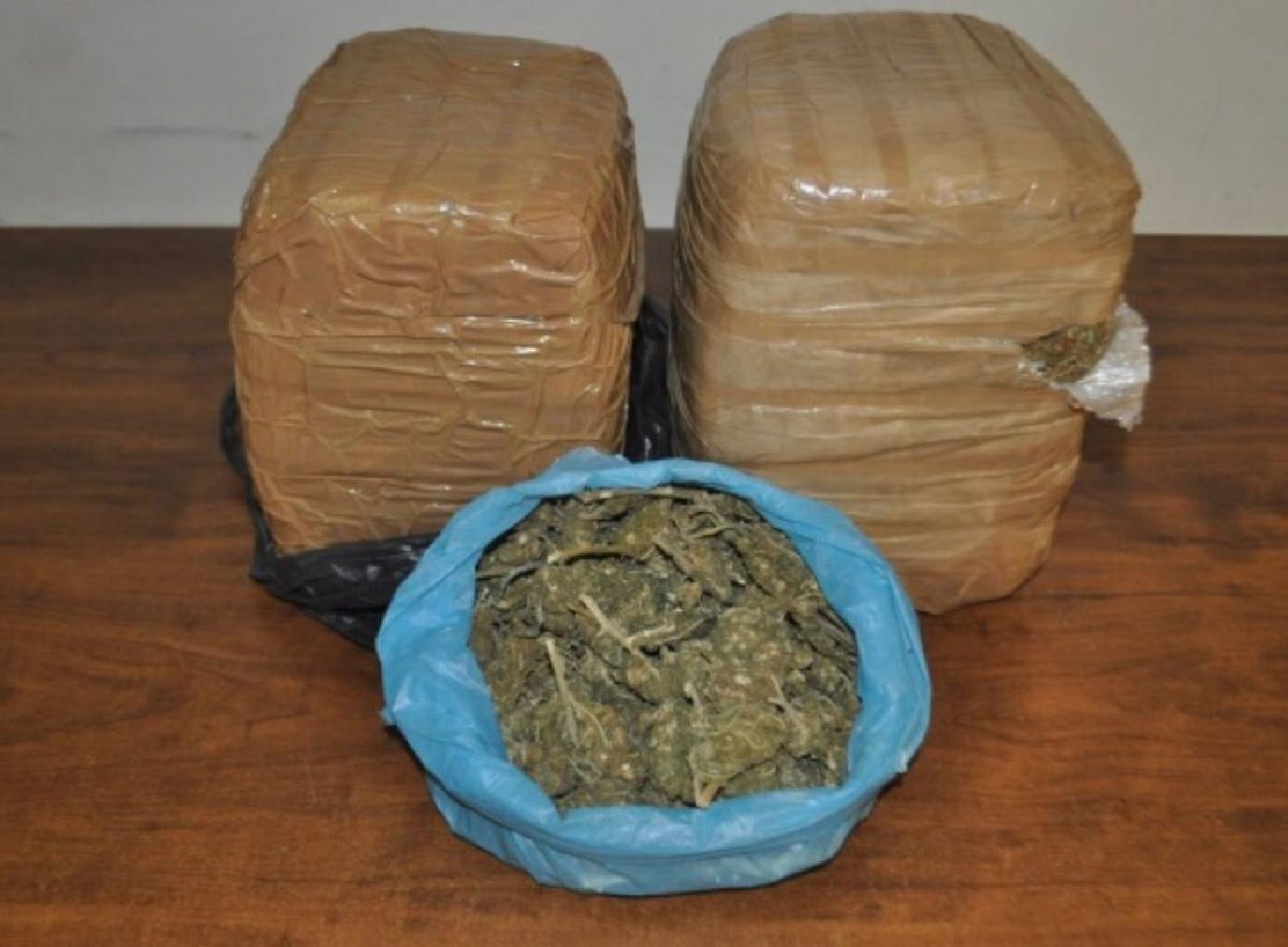 Arrestan a siete hombres con dos paquetes de marihuana