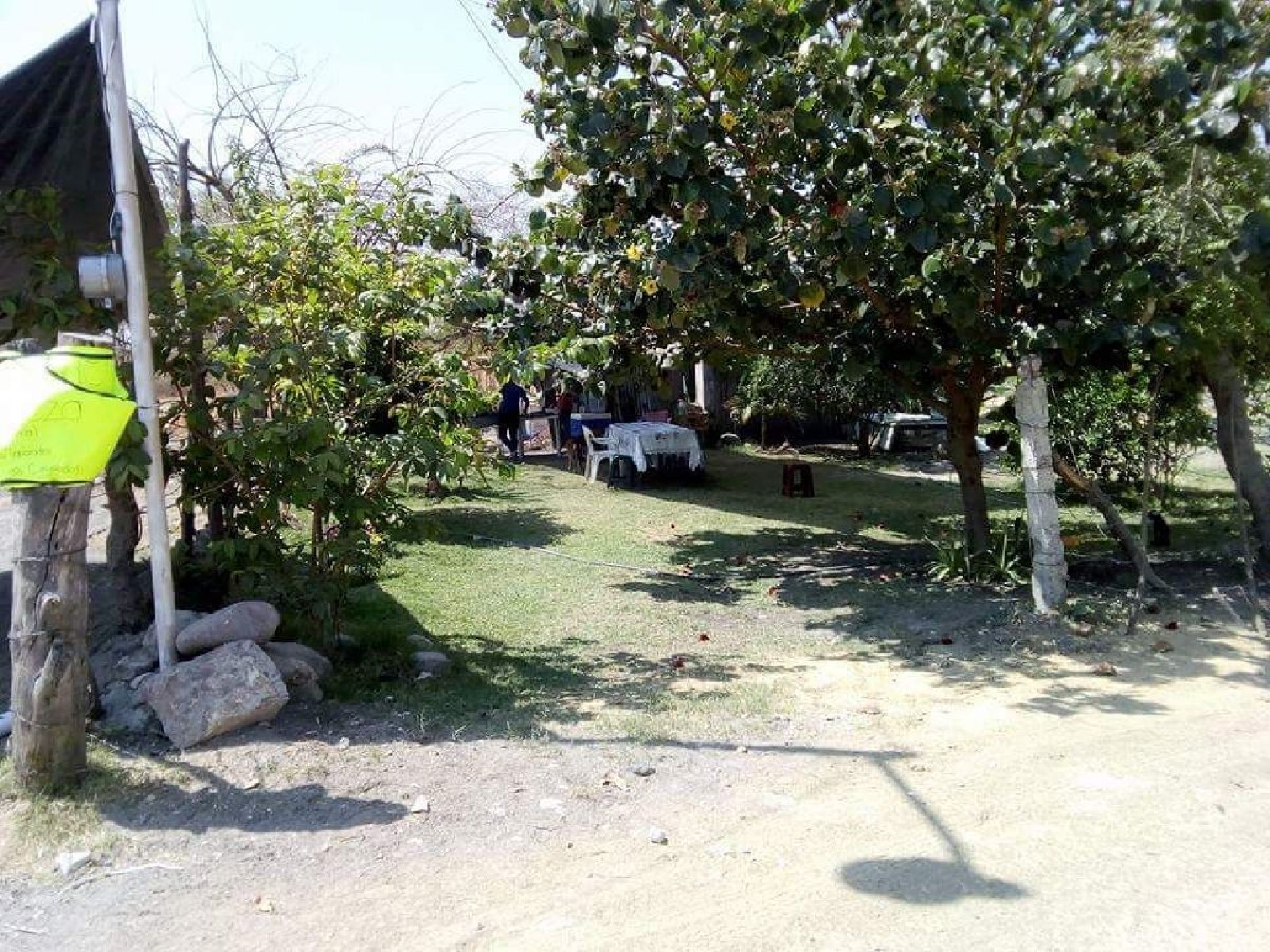 Instalan palapas provisionales en la laguna de El Rodeo