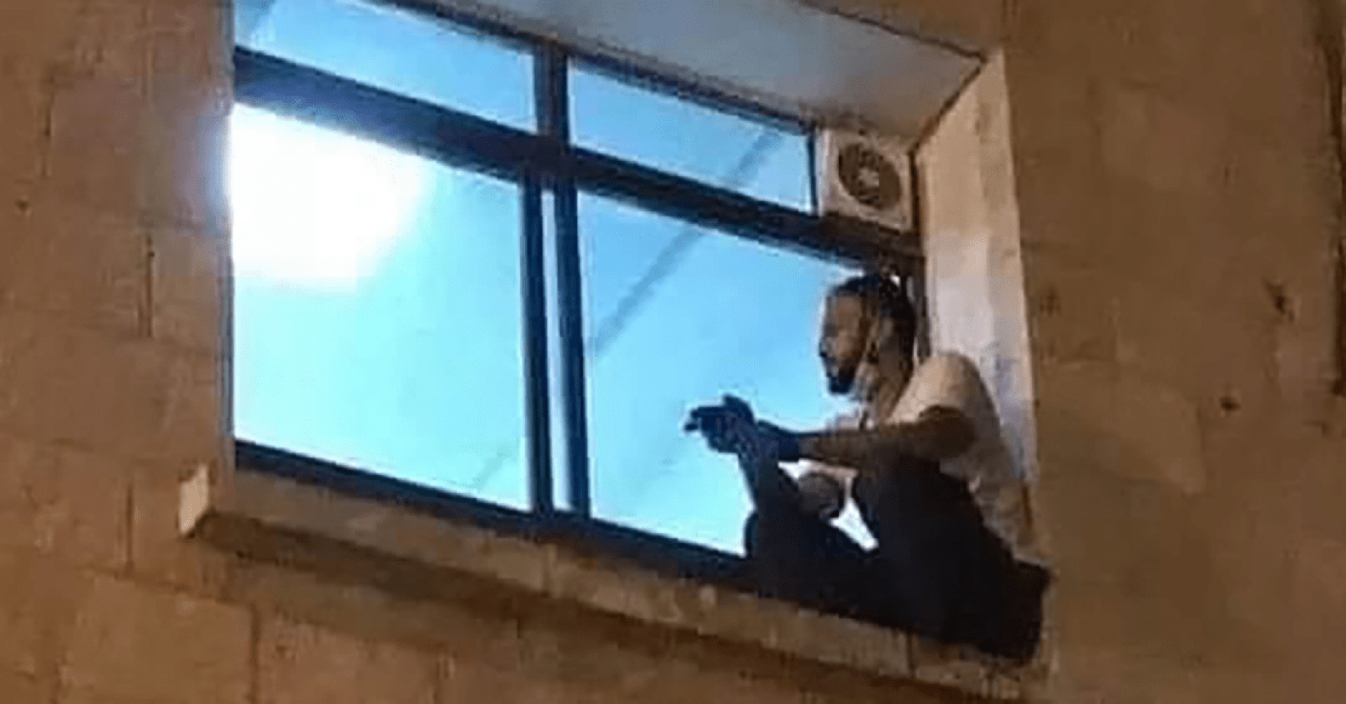 Joven escaló hasta la ventana del hospital para cuidar a su mamá enferma de COVID-19
