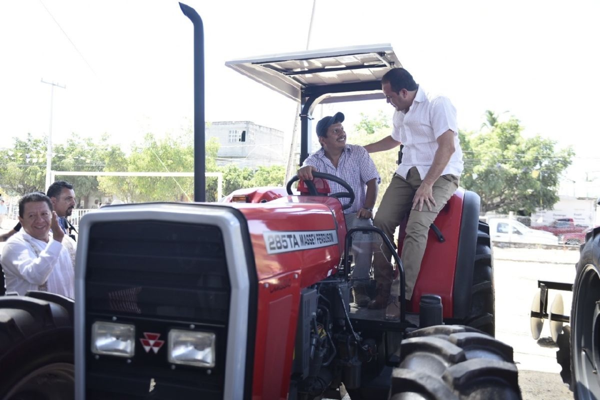 Entregan apoyos a campesinos de la región oriente