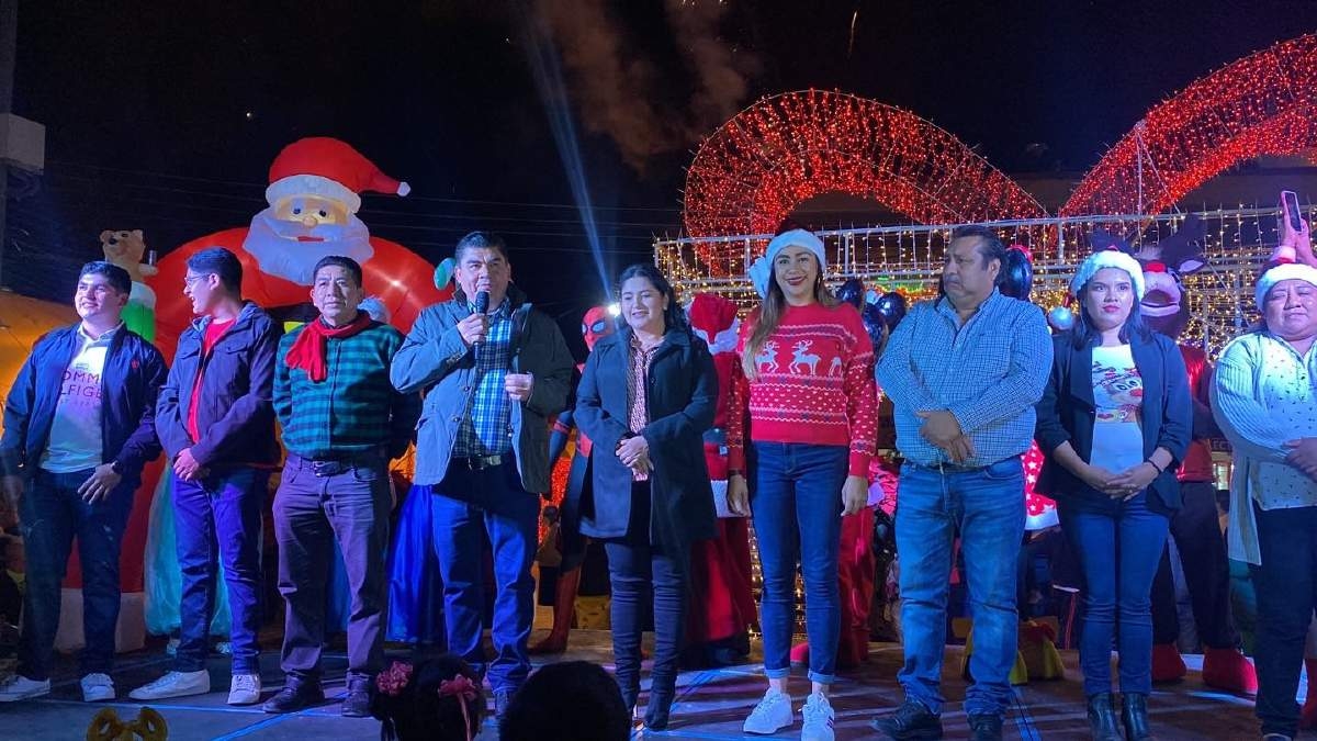 Encienden árbol de navidad y Villa Iluminada en Yecapixtla