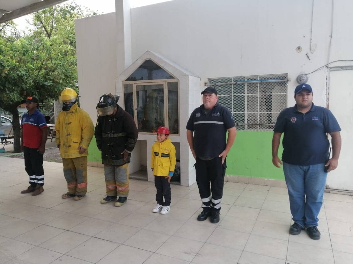 Niño festeja su cumpleaños con bomberos