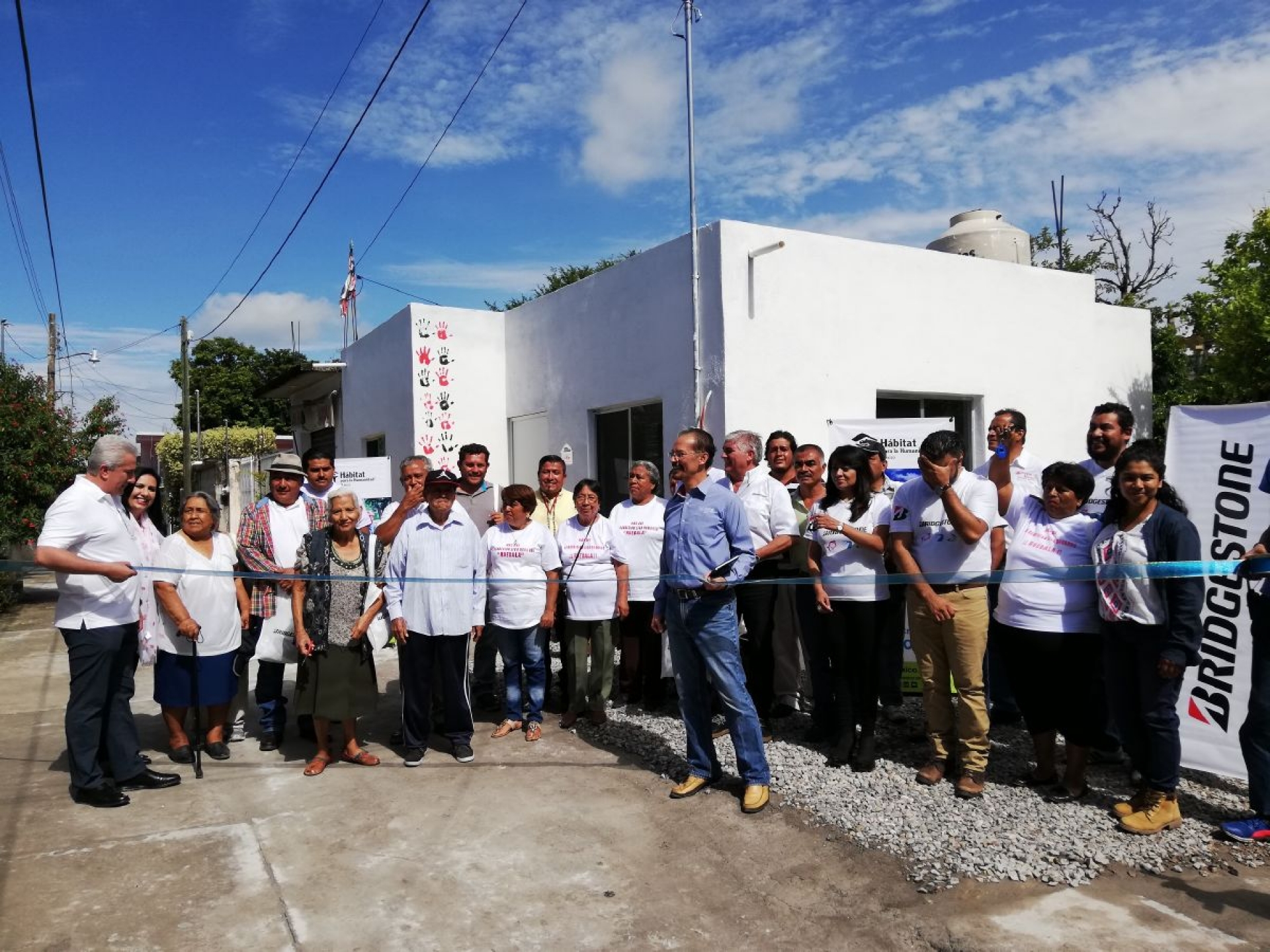 Damnificados de Tlaquiltenango reciben casas construidas por la empresa Bridgestone y la fundación Hábitat