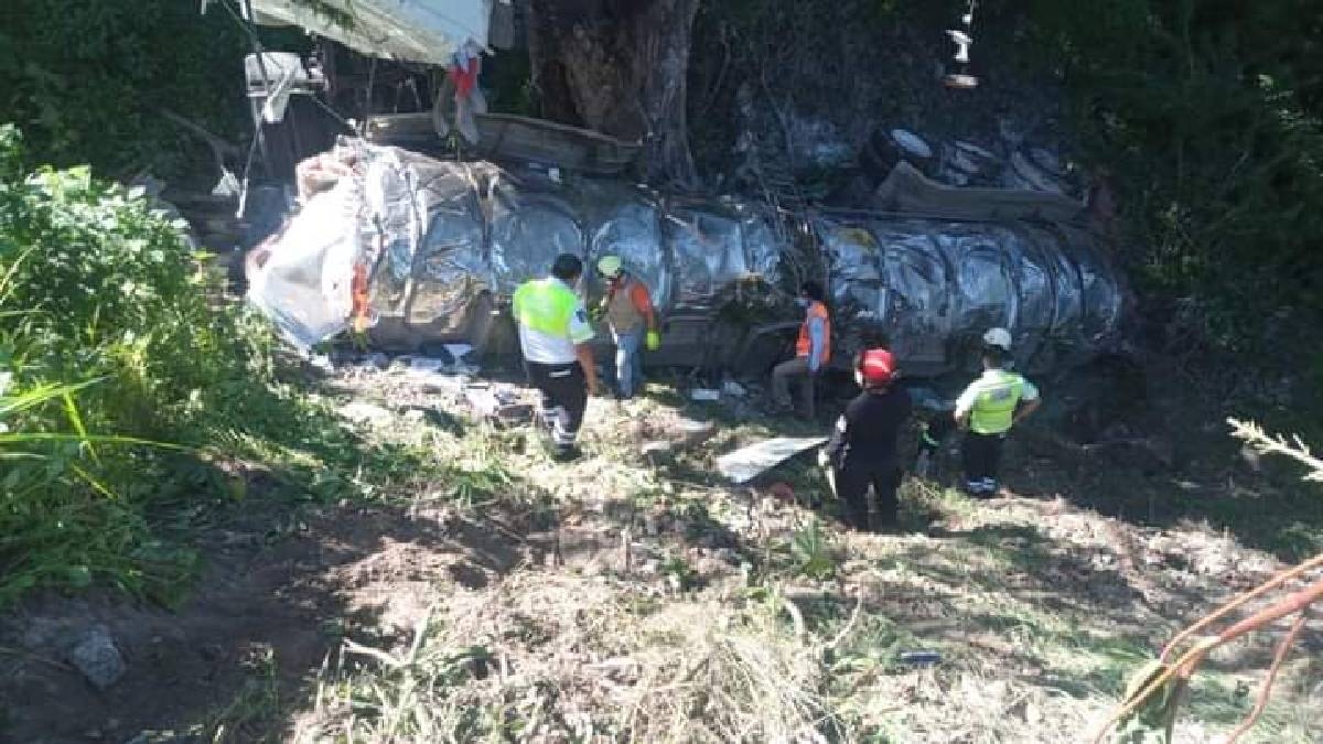Evacúan siete casas tras volcar pipa cargada de hidrosulfuro de sodio