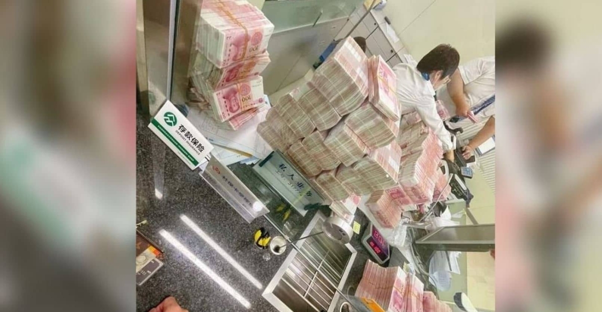 Retira más de 780 mil dólares del banco y pide que cuenten el dinero a mano