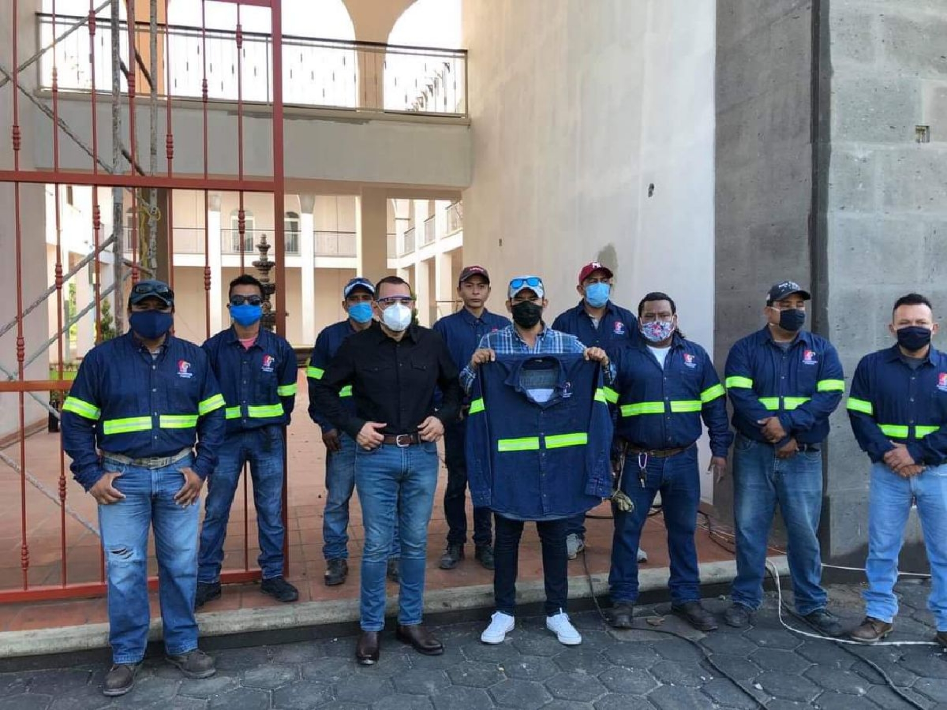 Entregan uniformes a personal de Alumbrado Público de Yautepec
