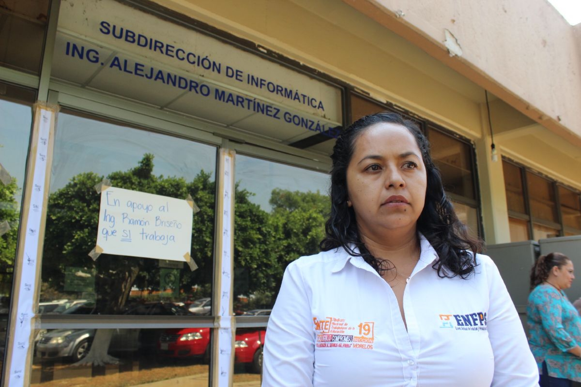 Administrativos del IEBEM protestan por el despido del jefe de Informática