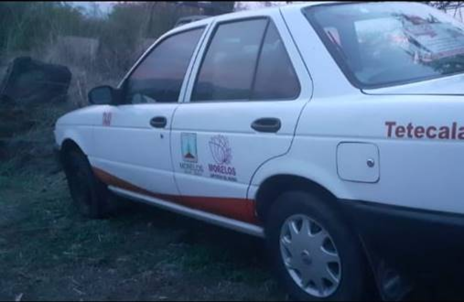 Abandonan un taxi en Amacuzac