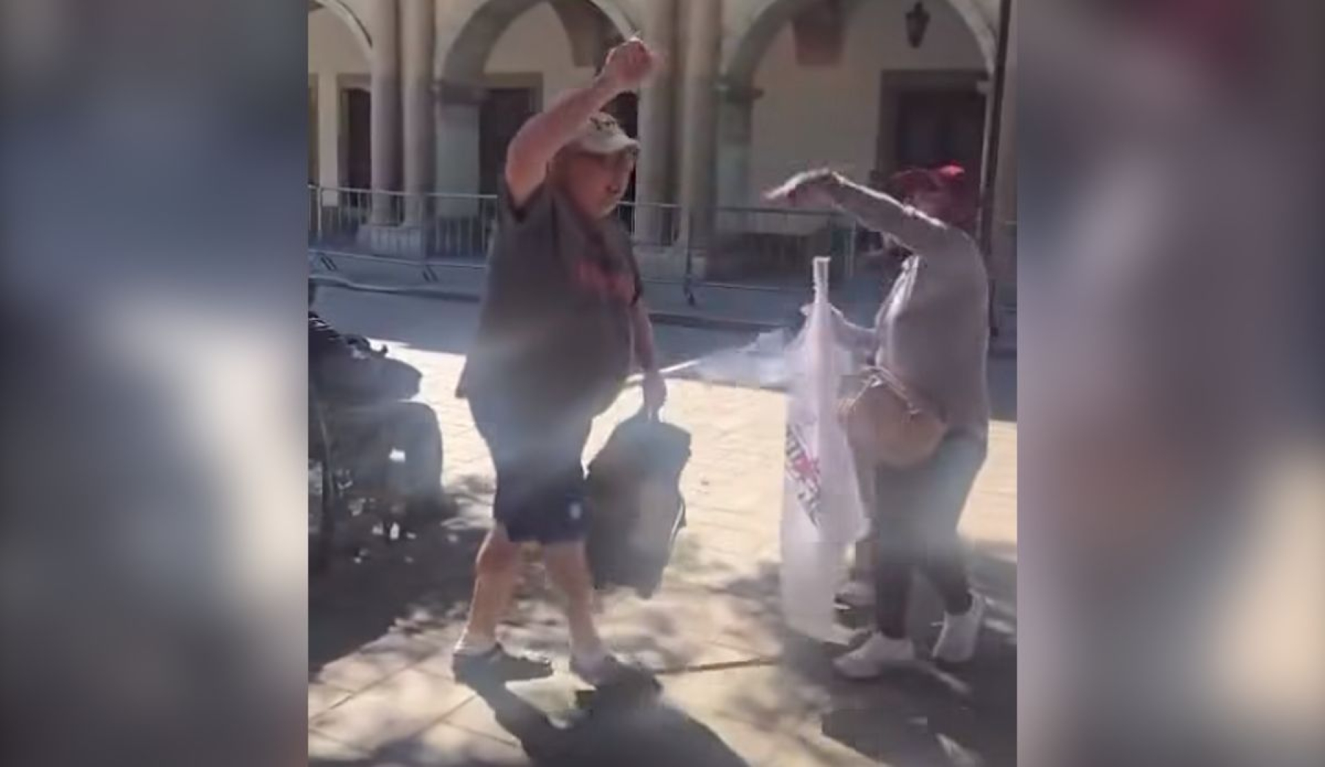 Turista estadounidense confronta manifestantes y pide policía en Zócalo de Oaxaca