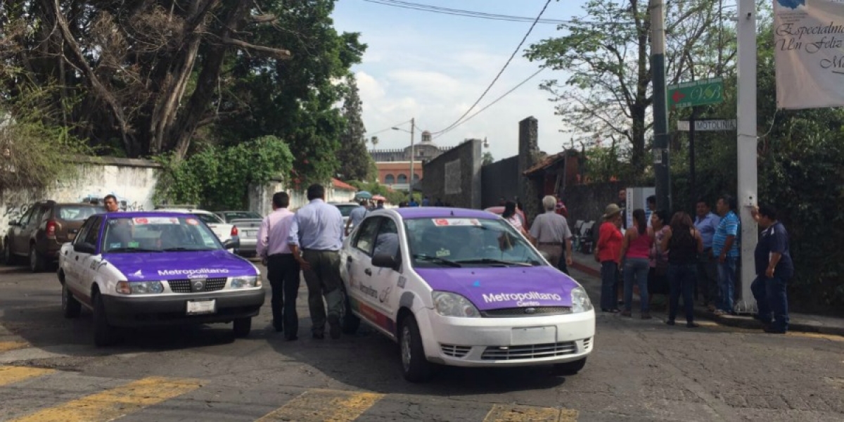 Taxistas adheridos al NGS bloquean calles en el centro de Cuernavaca; apoyan a ambulantes