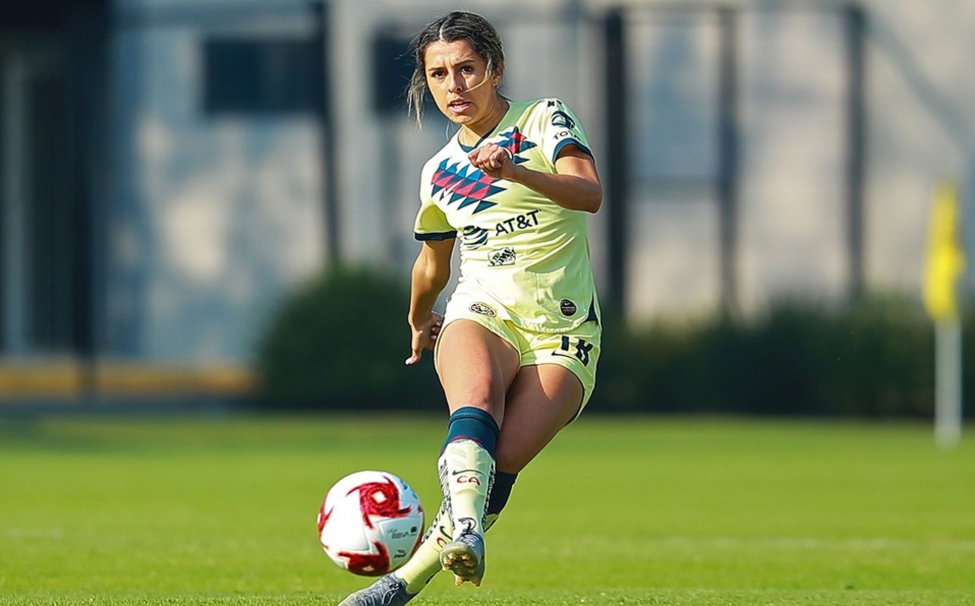 “Soy mucho más que esto”: la critica de una futbolista a revista que la sexualizó