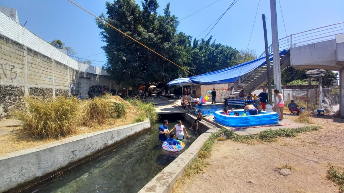 Acuden familias al apantle 'Los Pinos', este viernes santo