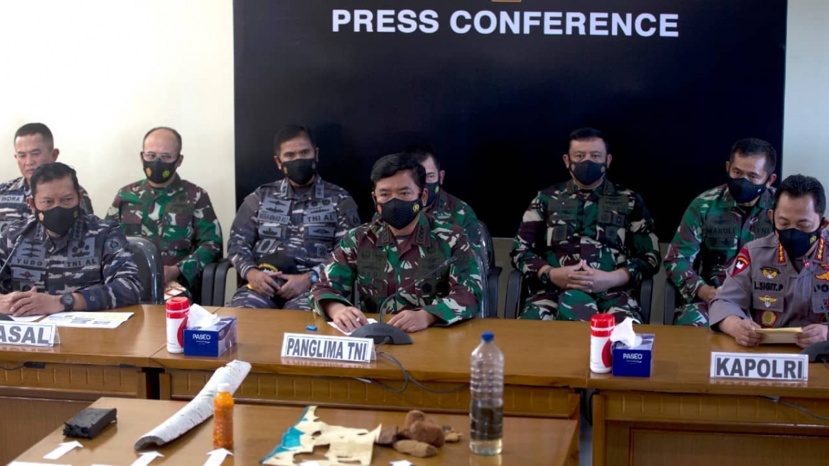 Autoridades de Indonesia dan por hundido el submarino desaparecido, buscan sobrevivientes