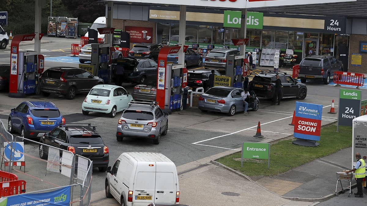 Reino Unido amanece con caos de autos por escasez de gasolina