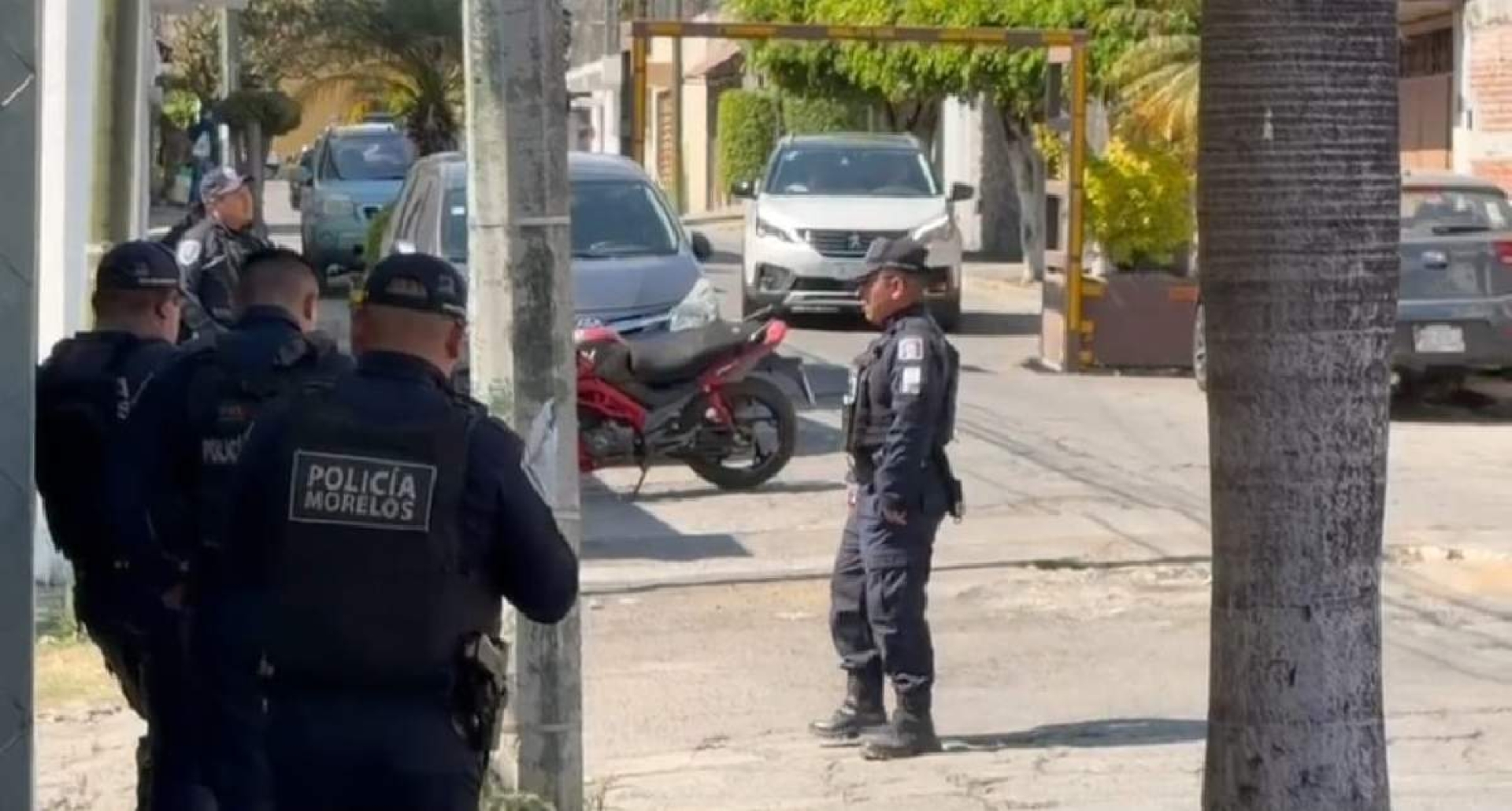 Embiste auto a dos presuntos robacoches