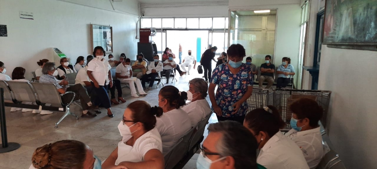 Protestan trabajadores de salud por falta de pagos de prestaciones