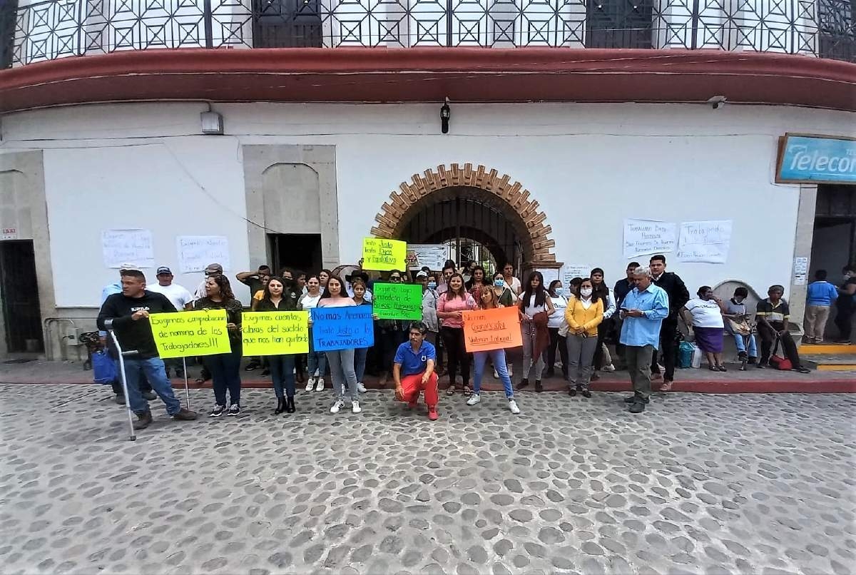 Cierran trabajadores la presidencia municipal de Zacualpan