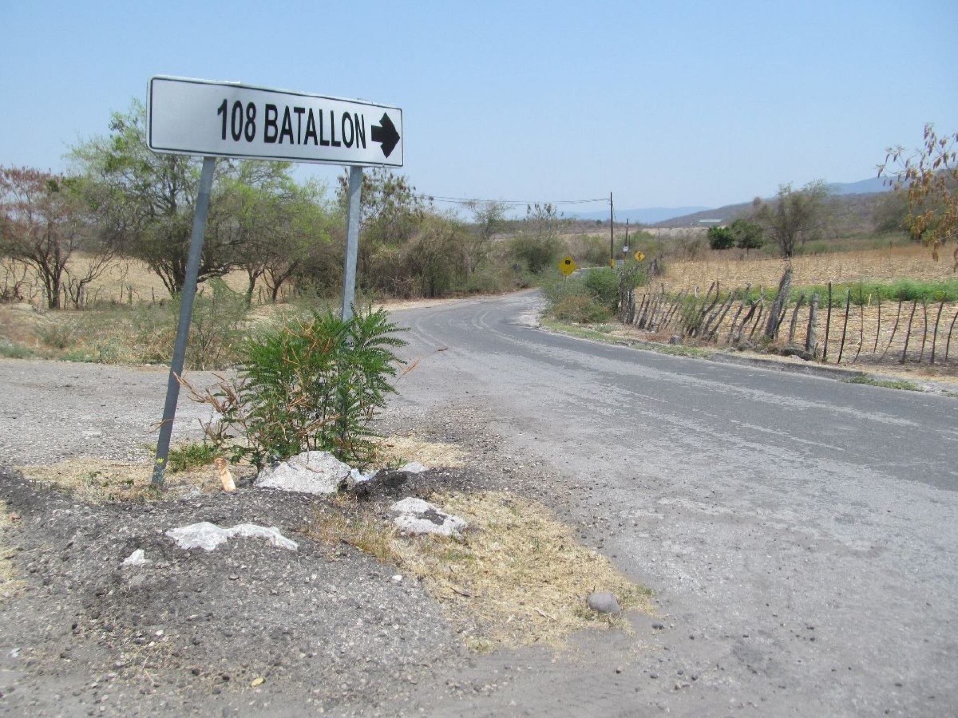 Se quejan de incremento de basura y accidentes tras apertura de la base militar Los Lagartos