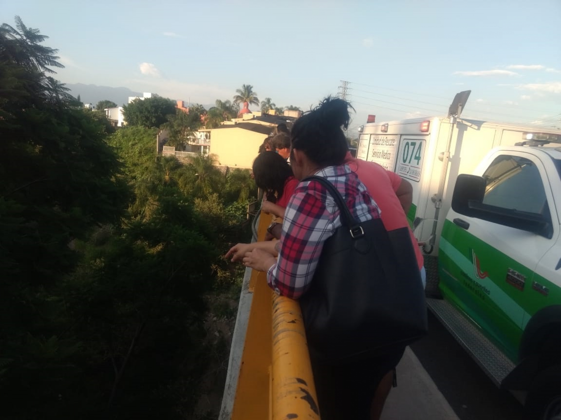 Termina con su vida al aventarse a un barranco desde el Paso Exprés