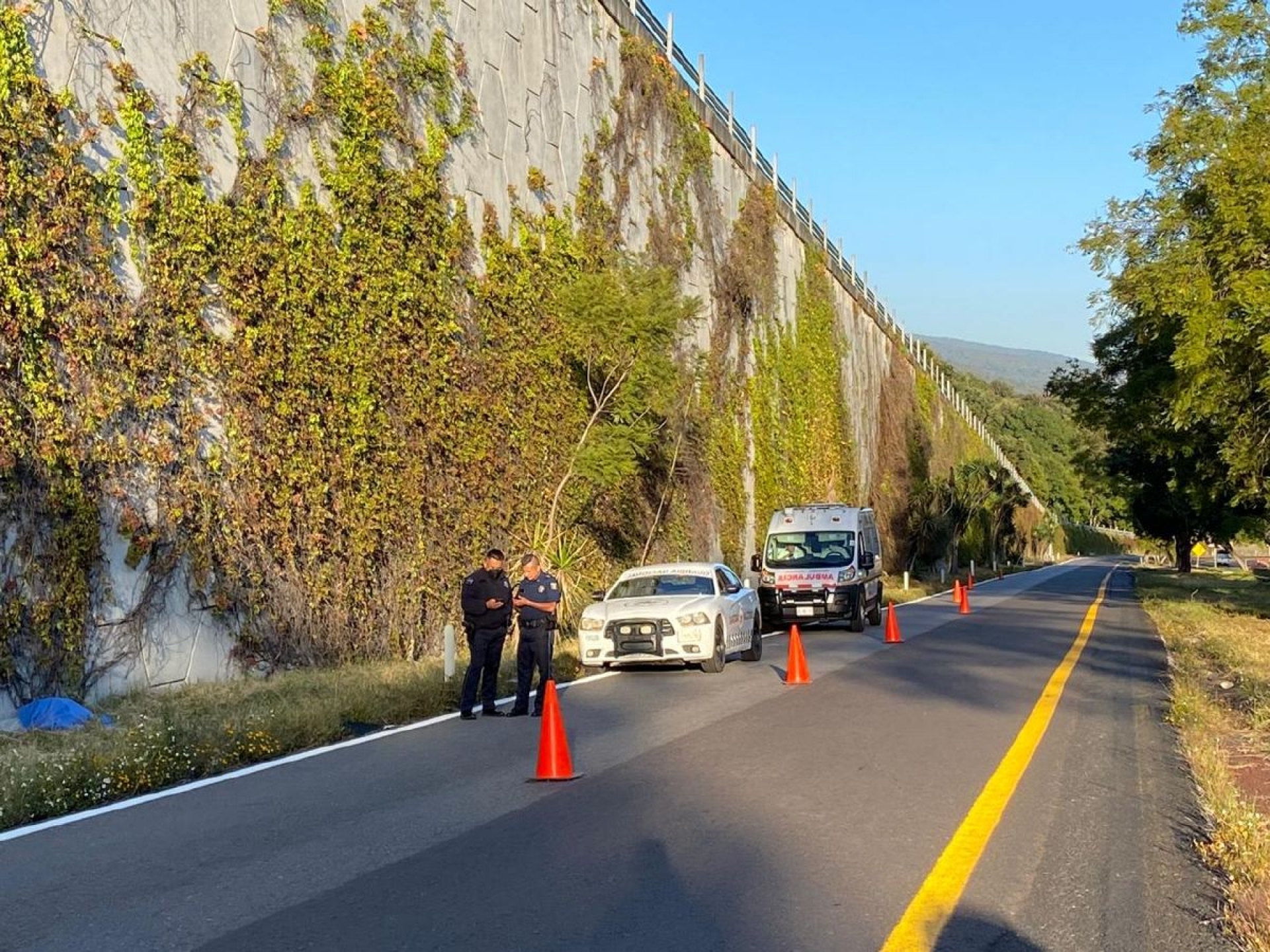 Hallan muerto a un hombre junto a la autopista La Pera-Cuautla