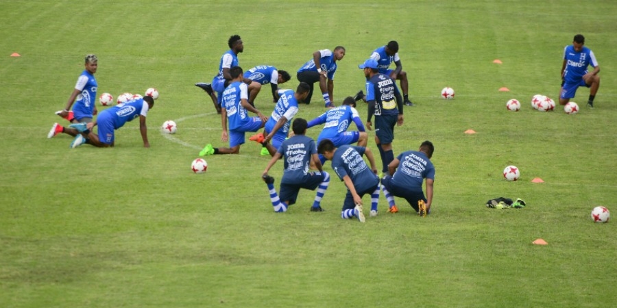 Realizan seleccionados de Honduras entrenamiento en el estadio Mariano Matamoros