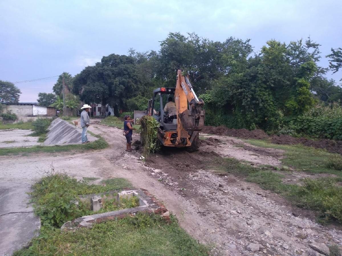 Ante indiferencia oficial, pescadores arreglan una calle