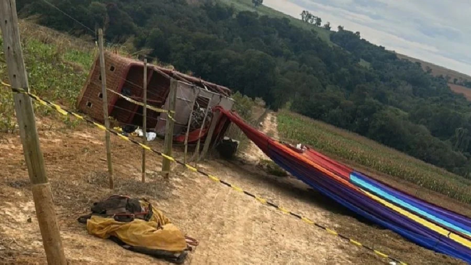Mujer embarazada muere tras caída de globo aerostático en Brasil