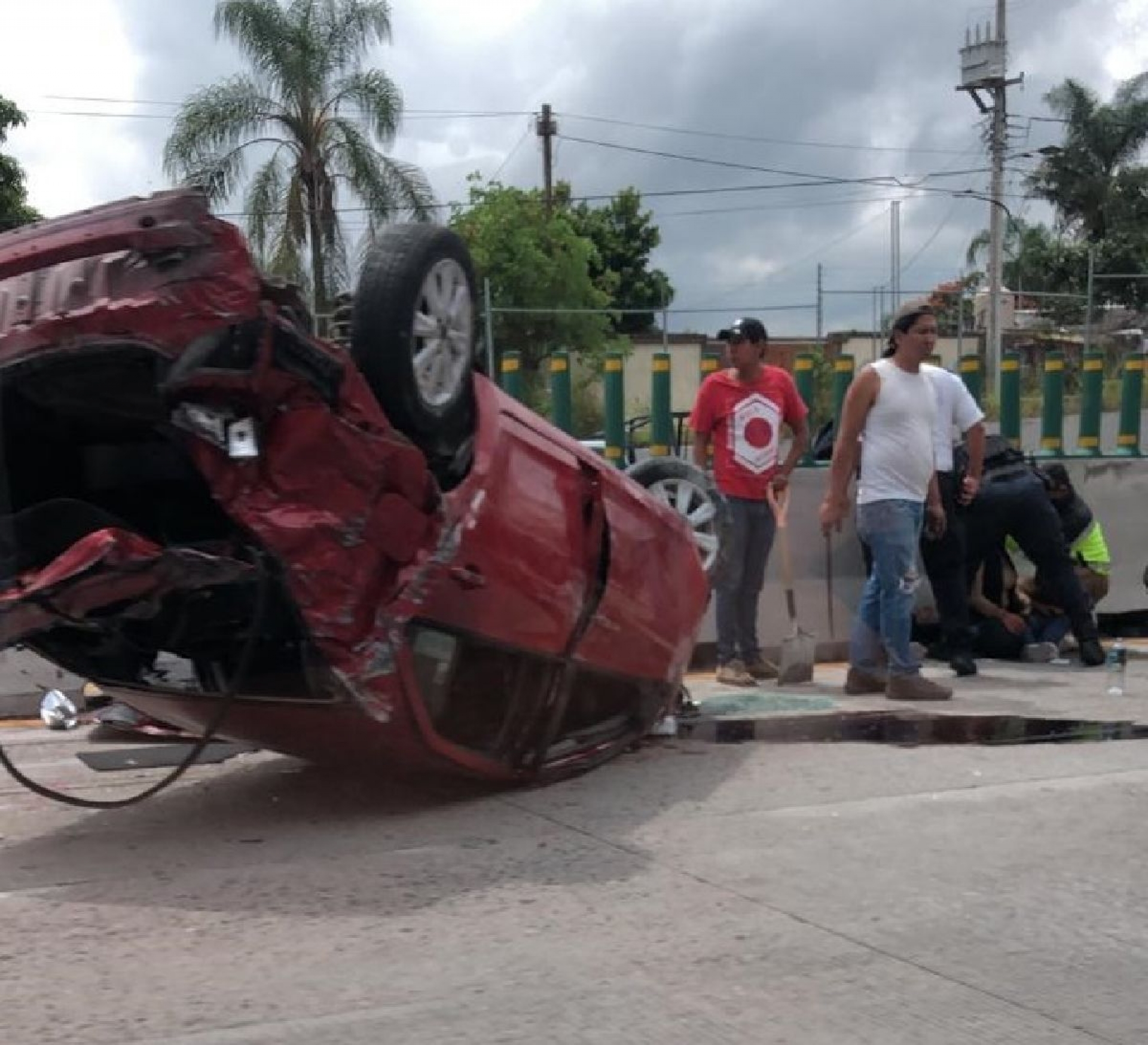 Volcadura en el Paso Exprés deja un herido