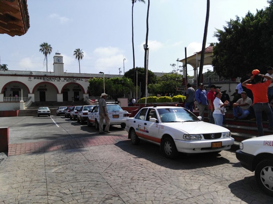 Taxistas bloquearon los principales accesos a Tetecala; exigen apoyo para frenar invasión de taxis metropolitanos
