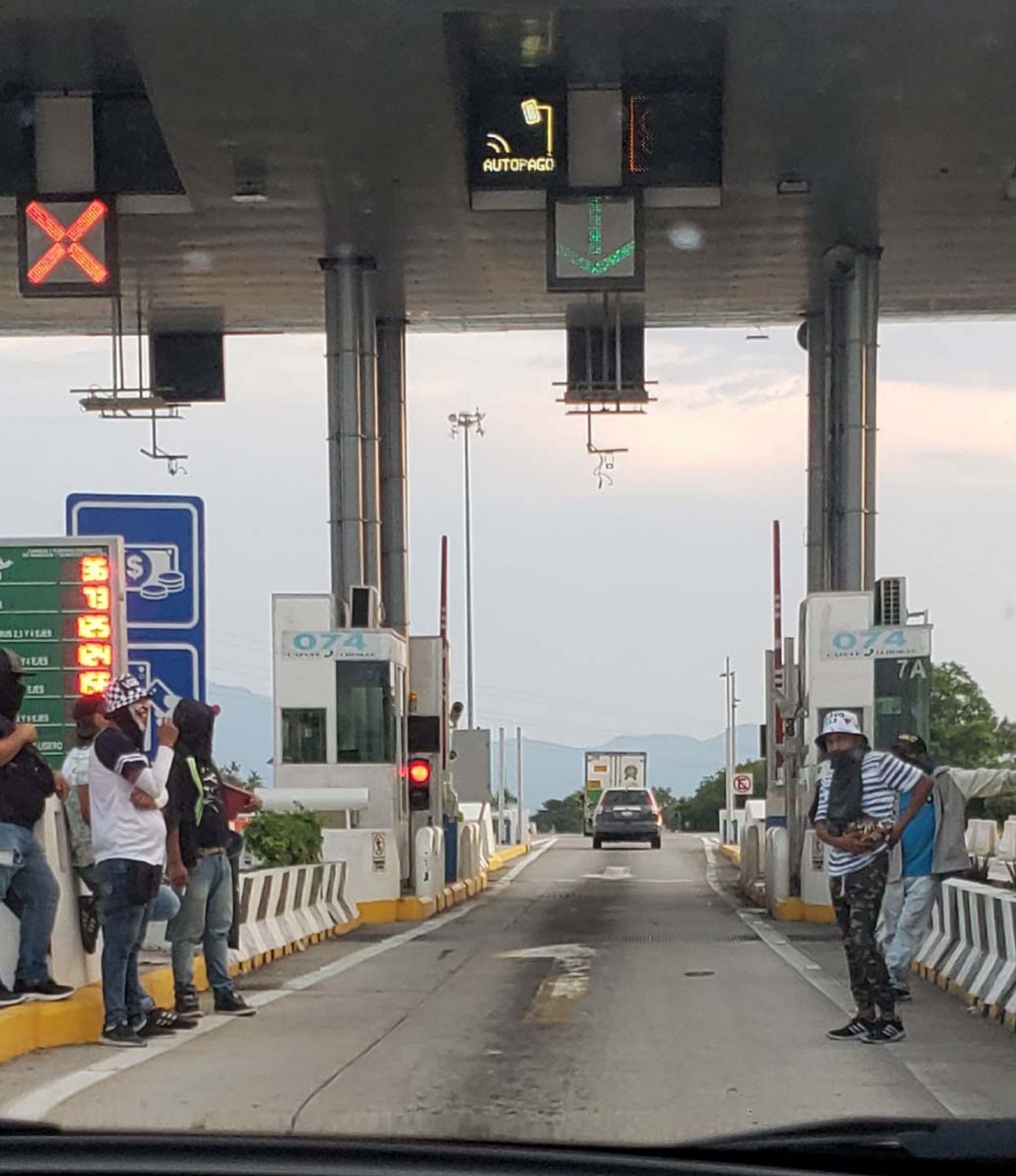 Toman casetas para exigir cobro a automovilistas