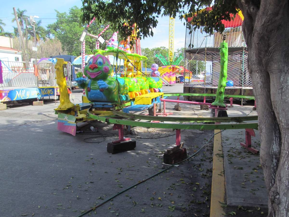 Se registra incidente en juegos mecánicos en feria de Zacatepec