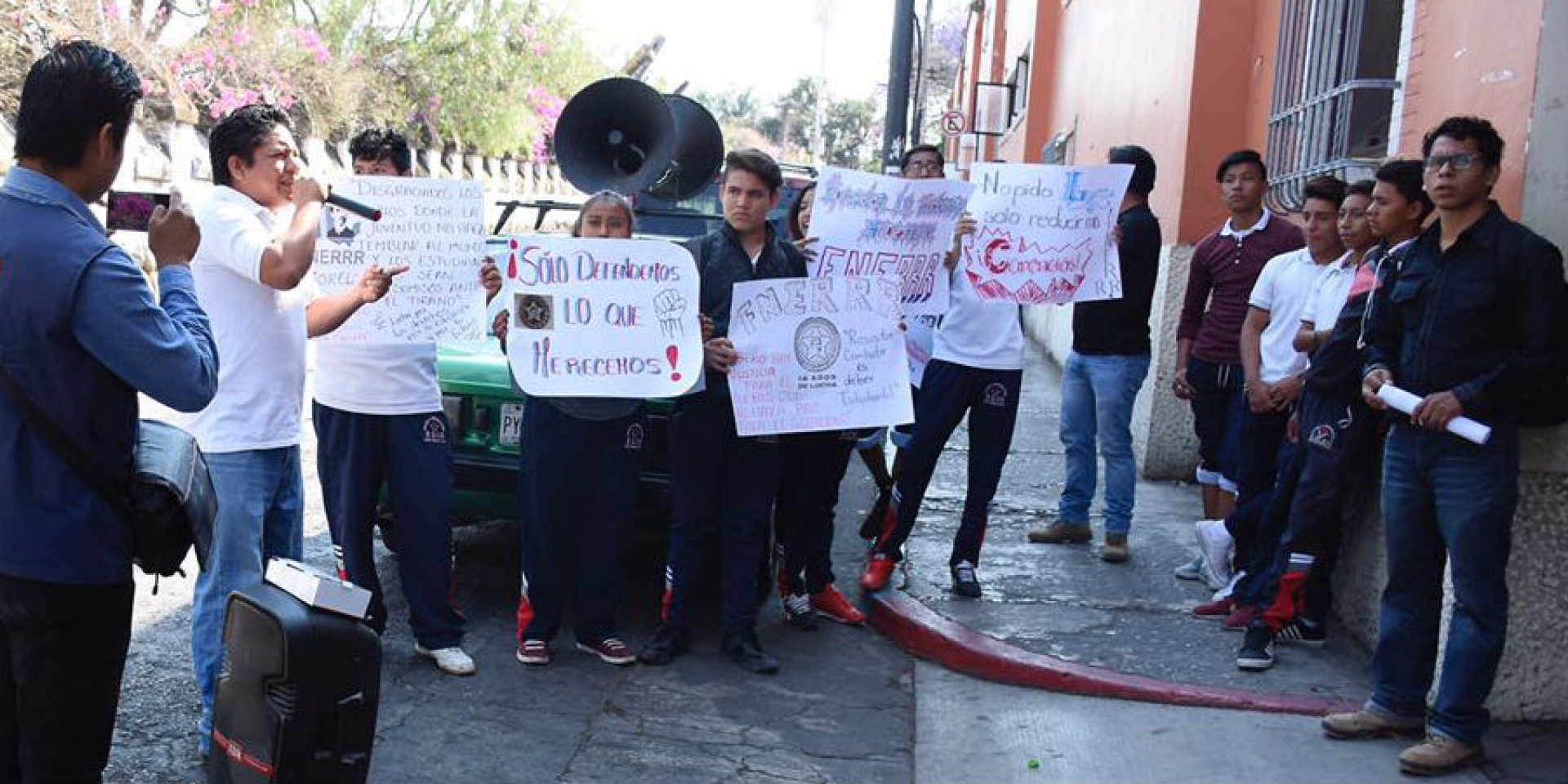 Protesta FNERRR en el Ayuntamiento de Cuernavaca; exigen apoyos para educación