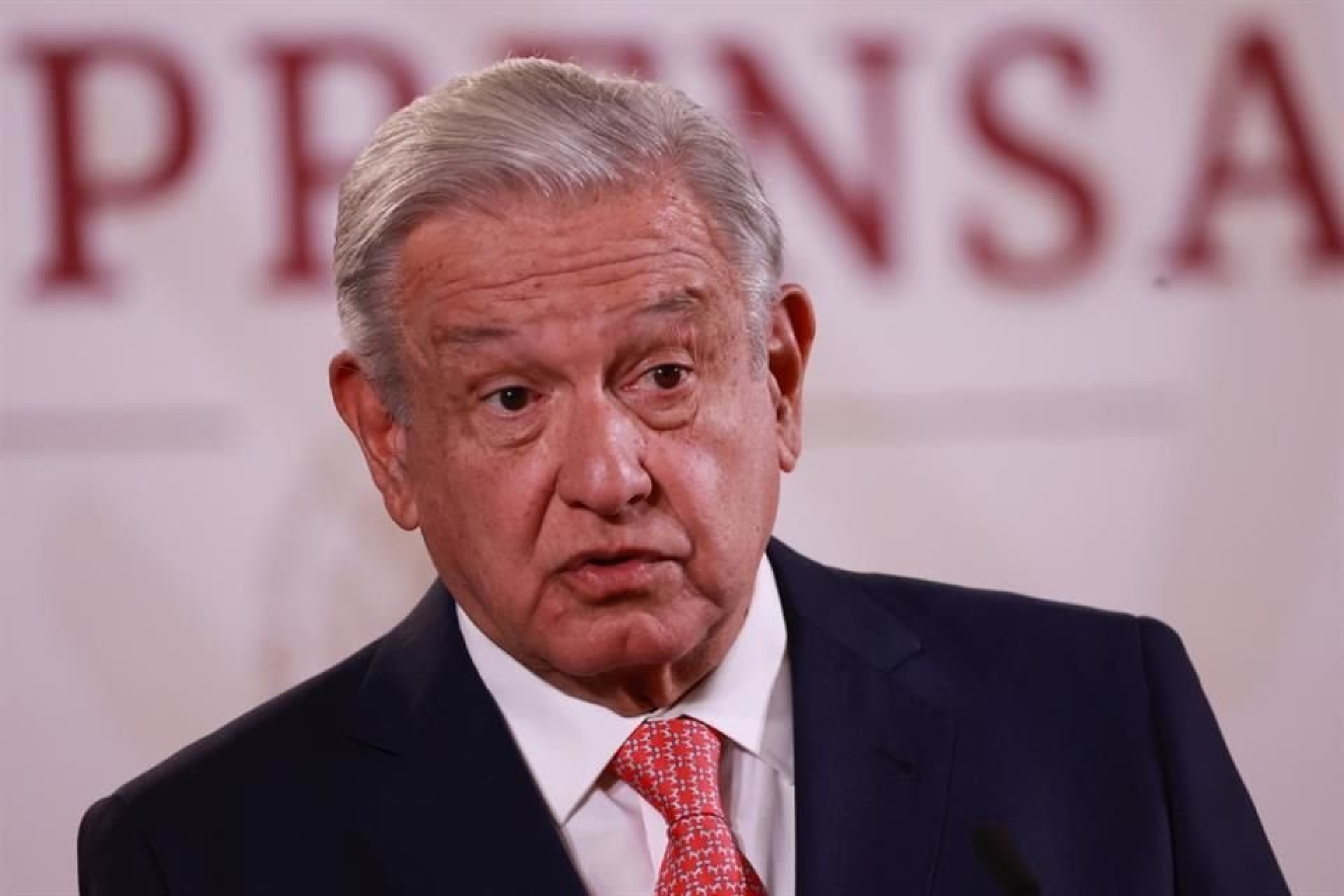 AMLO llama a diputada trans Salma Luévano 'señor vestido de mujer'