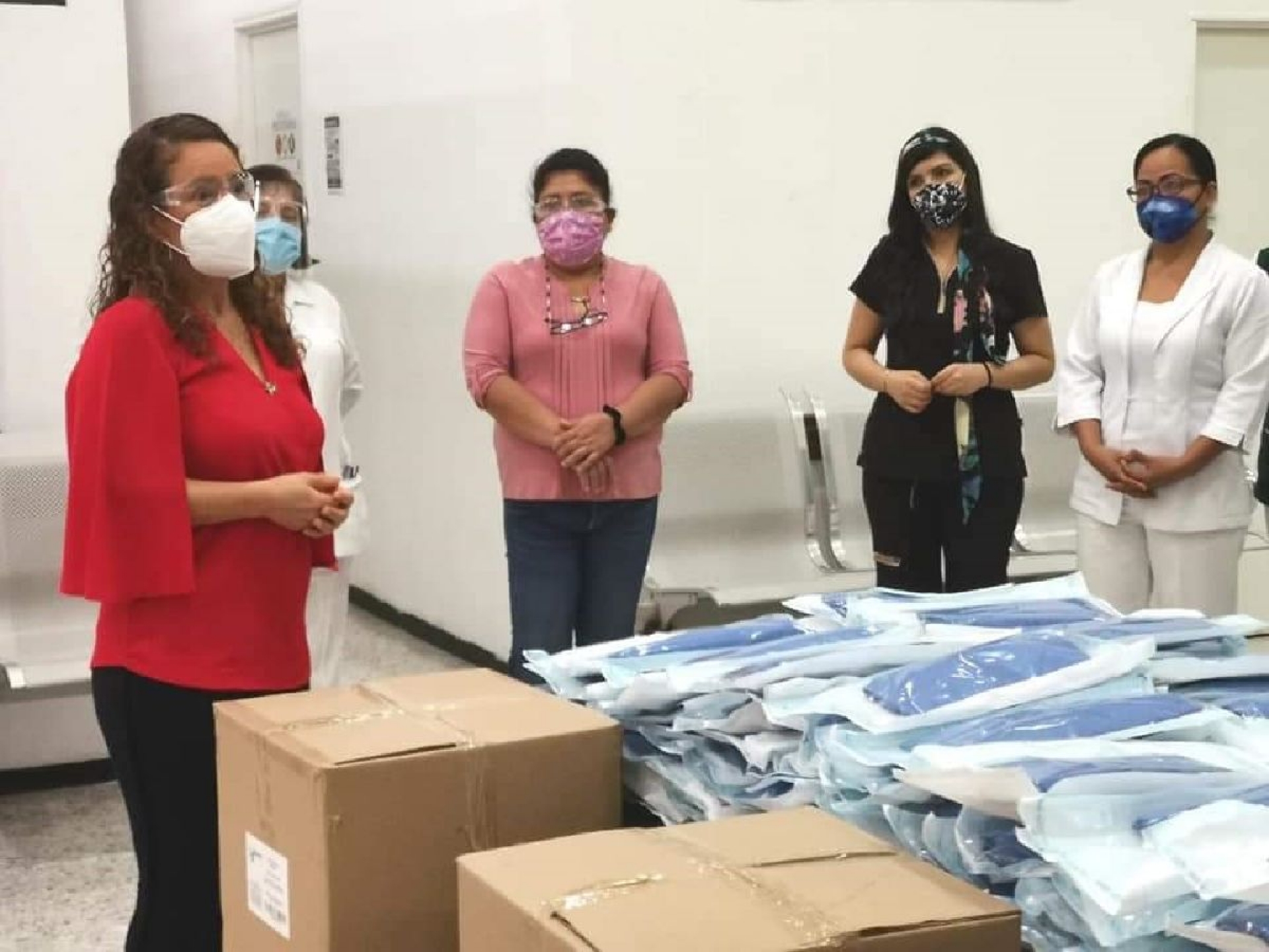 Entrega diputada batas especializadas a personal del IMSS de Zacatepec